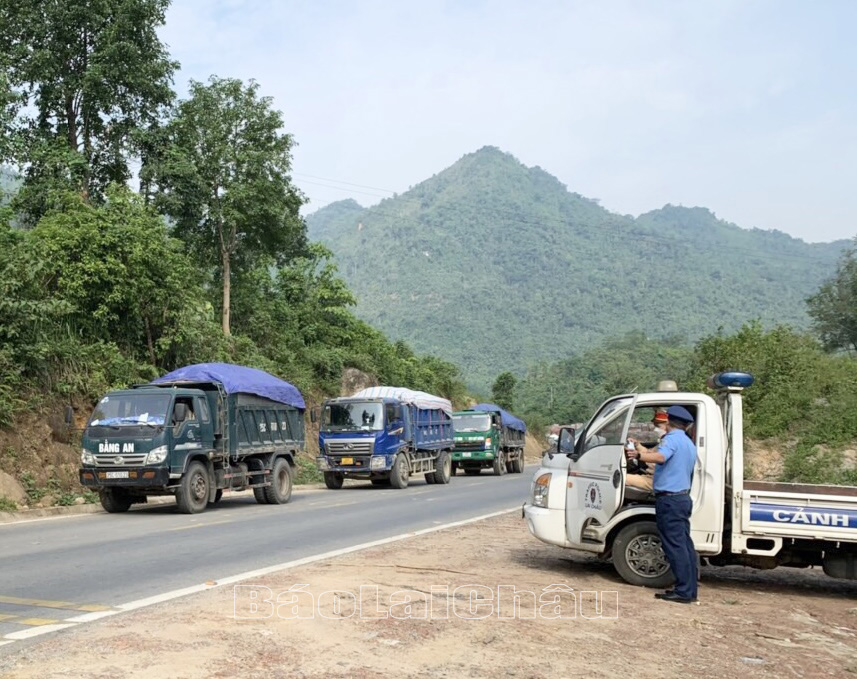 Phòng CSGT Công an tỉnh và Thanh tra giao thông - Sở Giao thông vận tải về phối hợp kiểm tra, kiểm soát và xử lý vi phạm xe quá tải trọng đường bộ trên địa bàn tỉnh Lai Châu